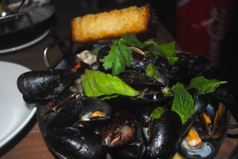 Mussels in coconut curry broth